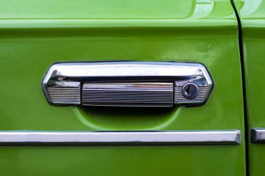 Eski Sovyet arabasının demir kapı kolu. Önden bak. Vücut yeşil..