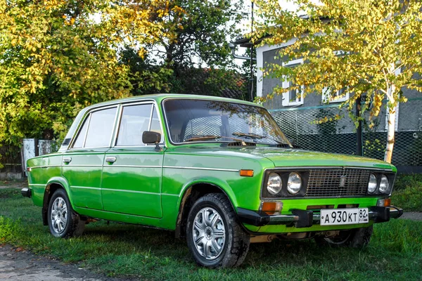 1970 Auto Jiguli Vaz 2101 Groen Aan Kant Van Dorpsweg — Stockfoto
