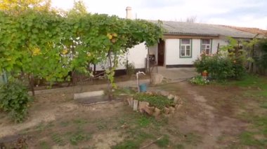  Eski bir Bulgar evi. Bahçe. Garaj