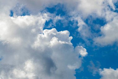 Mavi gökyüzünde güzel bulutlar. Güzel bir sonbahar gününde aşağıdan bak.