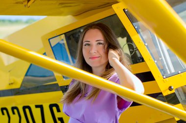 Uçağın kanadı altında bir kadın uçuyor. Güneşli bir sonbahar gününde ön manzara.