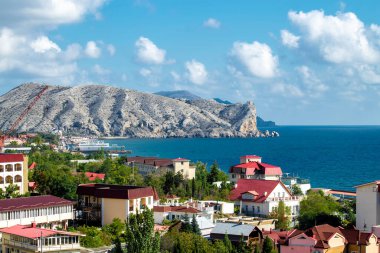 Sudak şehrinin manzarası. Güneşli bir yaz günü. Ön görünüm.