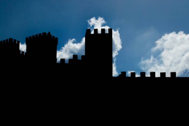 Eski bir Ceneviz kalesinin silüeti. Güneşli bir yaz günü. Ön görünüm.