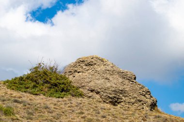Kırım 'da bulutlara ve gökyüzüne karşı dağ ve bitki örtüsü kıt..