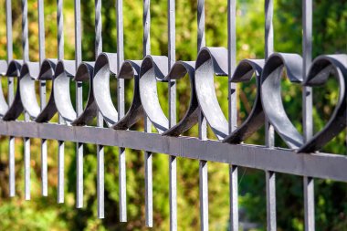 Metal bir çit parçası. Güneşli bir sonbahar günü. Yan görünüm.