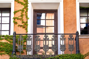 Evin dövülmüş metal balkonu. Güneşli bir sonbahar günü. Ön görünüm.