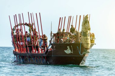 Kürek şeklinde deniz zevki teknesi. Güneşli bir sonbahar günü. Kırım, Sudak - 10 Ekim 2020.