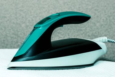 Demir ve beyaz havlular. Gündüz vakti evde. Yan görünüm.