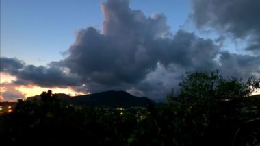 Zaman ayarlı. Kırım anıtları, bulutlar ve güneş. Sonbahar akşamı.