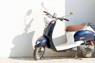 Evin arka bahçesinde motorlu bisiklet retrostil. Kırım, Sudak - 10 Ekim 2020. Güneşli yaz günü.