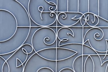 Dekoratif metal bükülmüş çeler. Güneşli bir yaz günü. Ön görünüm.