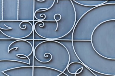 Dekoratif metal bükülmüş çeler. Güneşli bir yaz günü. Ön görünüm.