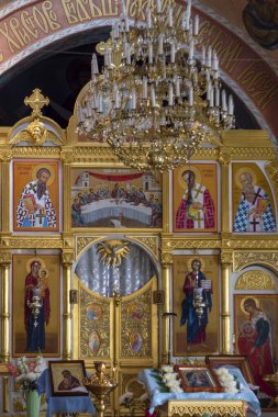 Hıristiyan kilisesinin içi, bir parça ikonostaz. Doğal ışık altında çekilmiş. Önden bak. Kırım, Sudak - 10 Ekim 2020.