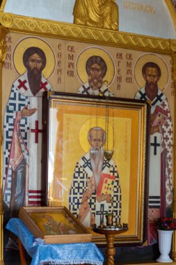 Hristiyan kilisesinde bir ikon. Doğal ışık altında çekilmiş. Önden bak. Kırım, Sudak - 10 Ekim 2020.