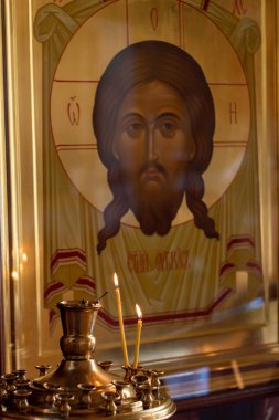 Ortodoks Kilisesi 'nde bir ikon üzerinde İsa' nın resmi. Doğal ışık altında çekilmiş. Önden bak. Kırım, Sudak - 10 Ekim 2020.