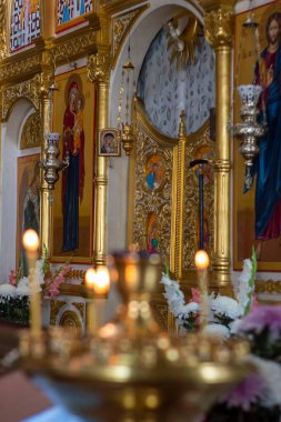 Mumlar şamdanda ve Ortodoks Kilisesi 'nin içinde. Doğal ışık altında çekilmiş. Önden bak. Kırım, Sudak - 10 Ekim 2020.