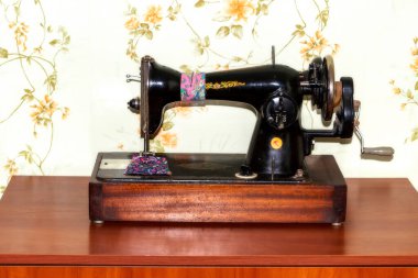 El yapımı eski bir dikiş makinesi. İçeride. Ön manzara. Flaş ışığı. Kırım, Sudak - 10 Ekim 2020.