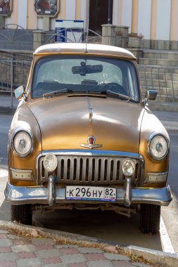 Araba GAZ 21 Sovyet retro. Güneşli bir sonbahar günü. Ön manzara. Kırım, Sudak - 10 Ekim 2020.