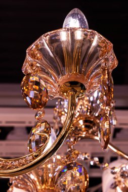 Altın avizesinin bir parçası. Ön manzara, kapalı alanda dikey çekim..