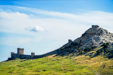 Sudak Ceneviz kalesi. Güneşli bir sonbahar günü. Güzel doğa. Kırım, Sudak - 10 Ekim 2020.
