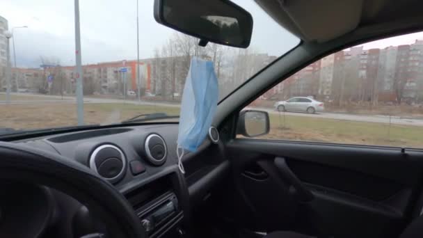 Arabadaki Dikiz Aynasında Tıbbi Maske Var Günler Yan Görüş Koronavirüs — Stok video