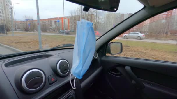 Medizinische Maske Auf Dem Rückspiegel Auto Tag Seitenansicht Prävention Von — Stockvideo