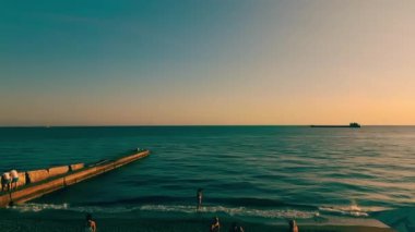 Karadeniz kıyısında, gün batımında. Güneşli bir sonbahar akşamı. Ön görünüm panoramik.