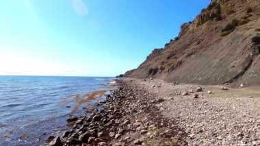Alchak Dağı 'nın arkasındaki vahşi kumsalın manzarası..