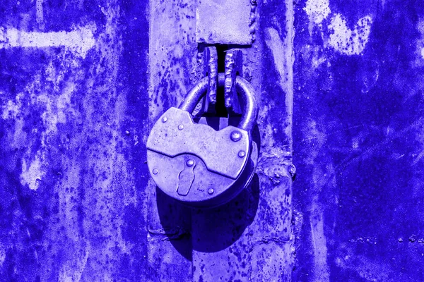 Cerradura Hierro Puertas Oxidadas Día Soleado Otoño Vista Frontal Azul — Foto de Stock