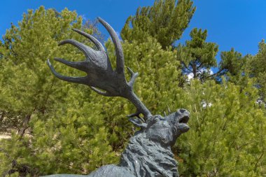  Geyik heykeli. Hunty-Mansiysk, Rusya - 3 Mayıs 2021