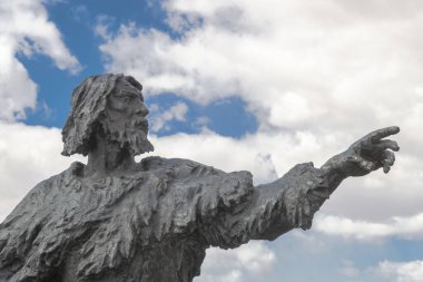 İlkel insanın heykeli. Khanty-Mansiysk şehri, Rusya - 3 Mayıs 2021