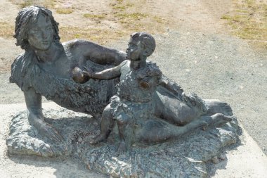 İlkel kadın heykeli bir çocuk. Khanty-Mansiysk şehri, Rusya - 3 Mayıs 2021