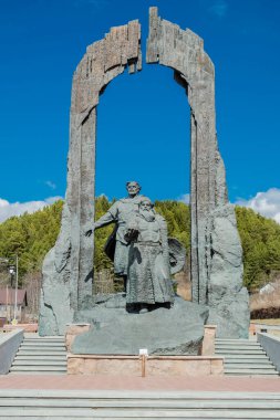 Şehrin kurucularının anıtı. Khanty-Mansiysk şehri, Rusya - 3 Mayıs 2021