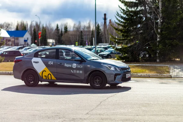 Carro Táxi Cinzento Yandex Está Conduzir Estrada Khanty Mansiysk Cidade — Fotografia de Stock