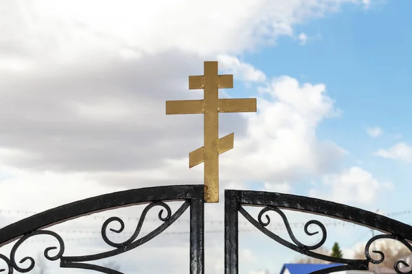 Kříž Náboženský Bran Pravoslavné Církve Venku Pohled Zepředu Aganistické Mraky — Stock fotografie