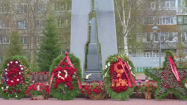 Ebedi Ateş Büyük Vatanseverlik Savaşının Şehit Askerlerinin Anıtı Surgut Rusya — Stok video