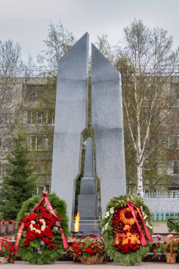 Ebedi ateş, büyük vatanseverlik savaşının şehit askerlerinin anıtı. Surgut, Rusya - 17 Mayıs 2021.