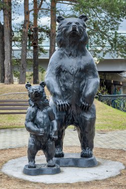 Heykel ayısı ve küçük ayı arka ayakları üzerinde duruyor. Surgut, Rusya - 17 Mayıs 2021.