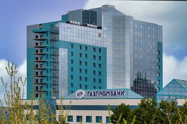 Het Teken Logo Van Gazprombank Het Dak Van Het Moderne Stockfoto