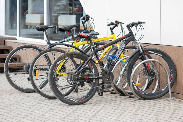 Кілька Велосипедів Парковці Біля Торгового Центру Сургут Росія Травня 2021 — стокове фото