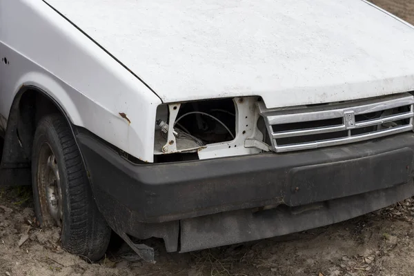 Car Abandoned Headlight Day City Horizontal Shot Front View — Stock Photo, Image