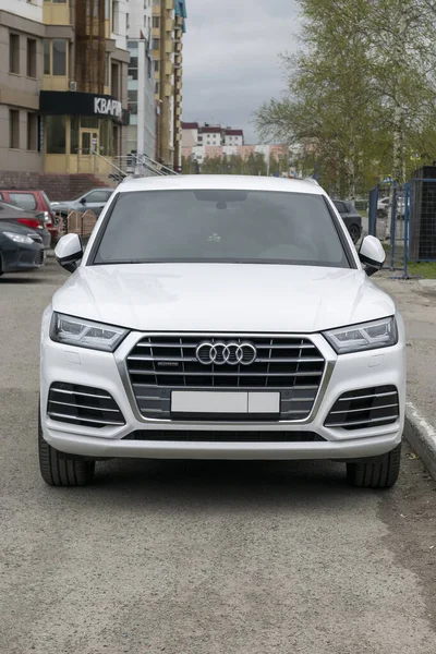 Carro Branco Audi Estacionado Cidade Dia Cidade Visão Frontal Tiro — Fotografia de Stock