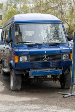 Eski mavi Mercedes tamponu olmayan bir minivan. Surgut, Rusya - 17 Mayıs 2021.