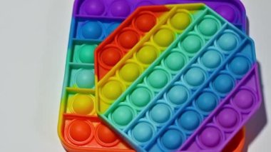 Altıgen ve dikdörtgen şeklinde iki renkli oyuncak yapıyor. Gri arkaplandan yukarıdan görüntüle. Rotasyon yakın. İzole et.