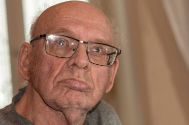 Odada, parlayan bir ışıkla çekim yapıyor..