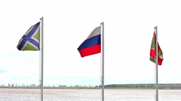 Vlajky Stožárech Pohupují Větru Nábřeží Řeky Makro Surgut Rusko Května — Stock video