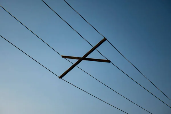 Kabloların Mavi Gökyüzüne Değmesini Önleyecek Yapı — Stok fotoğraf