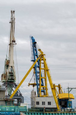 Nehir limanında büyük vinçler. Açık hava, gün ışığı Ön manzara