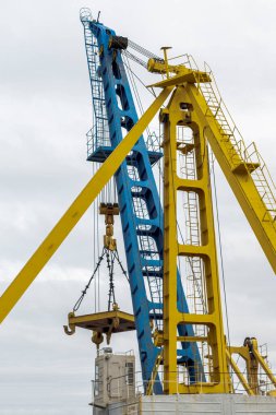 Nehir limanında büyük vinçler. Açık hava, gün ışığı Ön manzara