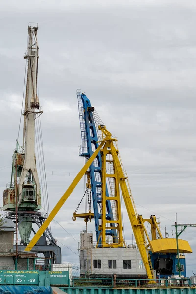 Grues Dans Port Fluvial Extérieur Lumière Jour Vue Face — Photo